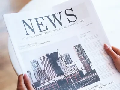 De schooltassen van studenten zijn versierd met reflecterende ornamenten om d...