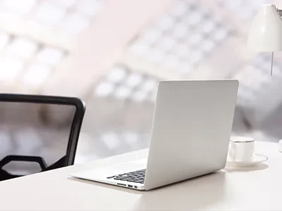 Verkeerspolitie die een reflecterend veiligheidsvest draagt, onderzoekt 56 il...