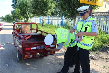 Kleine reflecterende stickers, verlichten de massa veilig uit de weg