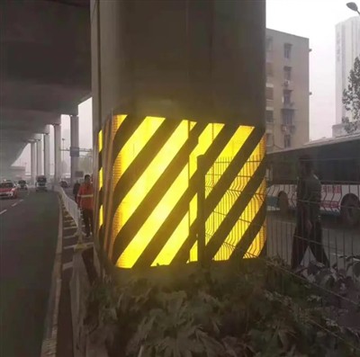 Reflecterend regenjasmateriaal Heldere reflecterende lijn op regenachtige nacht,