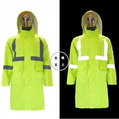 Reflecterende regenjas van de verkeerspolitie beschermt jou en mij